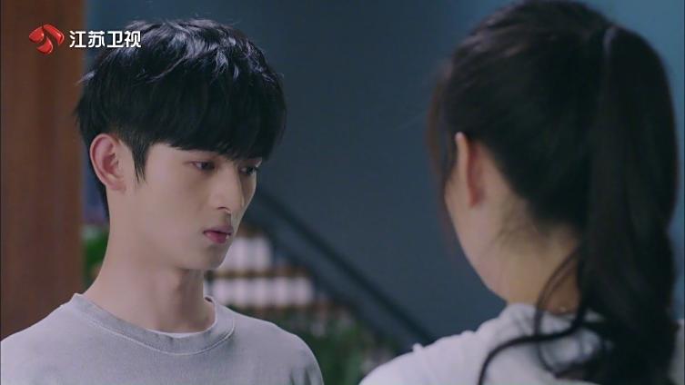 #电视剧冰糖炖雪梨# 喻言@演员周历杰 向棠雪@吴倩 敞开心扉,诉说自己因为妈妈的期待,而